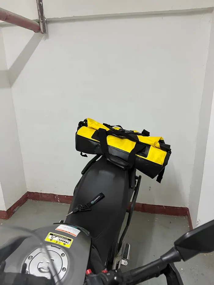 So transportieren Sie Gepäck auf einem Motorrad ohne Gepäckträger