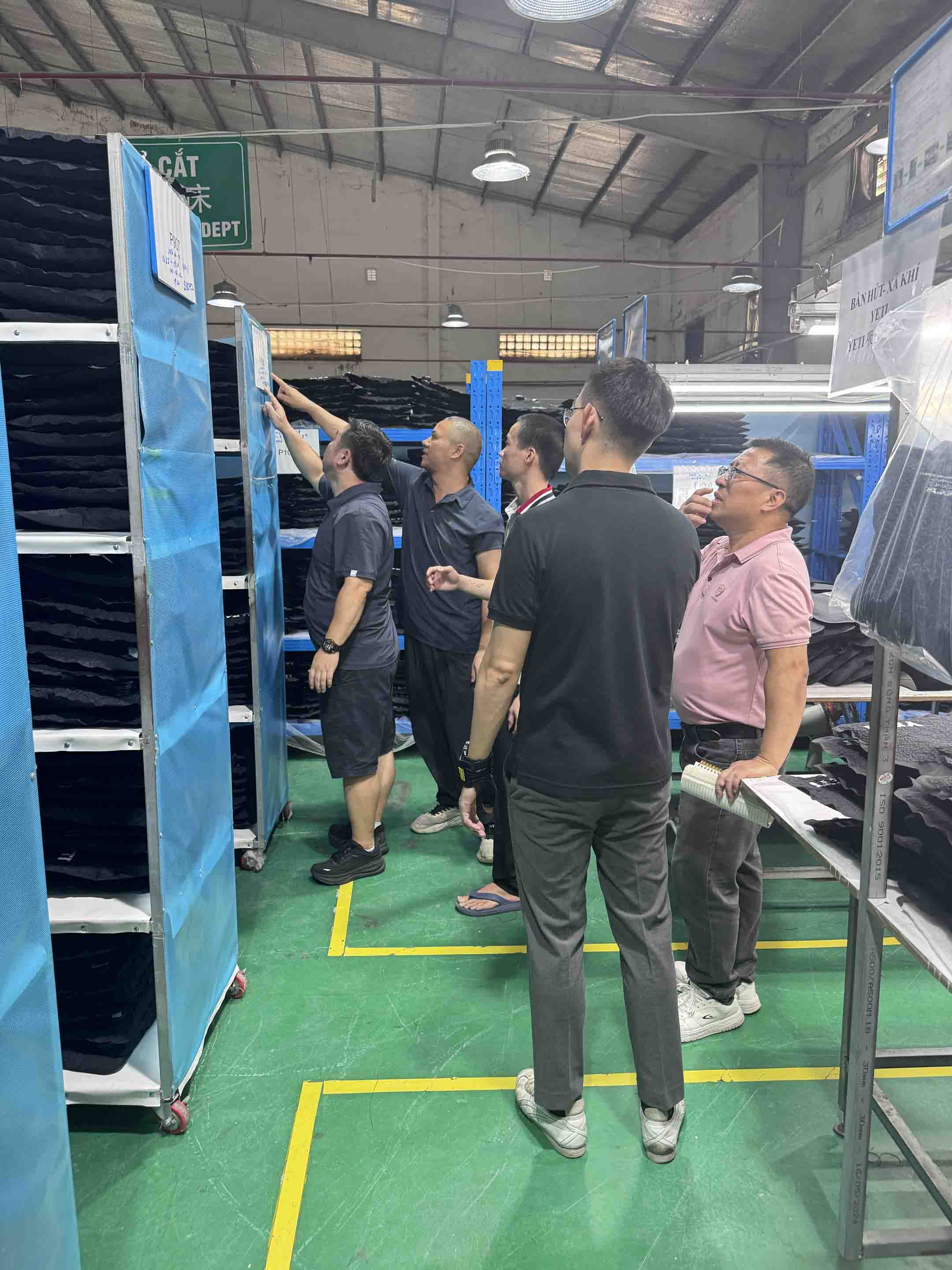 YETI besucht Sealocks Werk in Vietnam, um die Produktion weicher Kühltaschen zu überprüfen