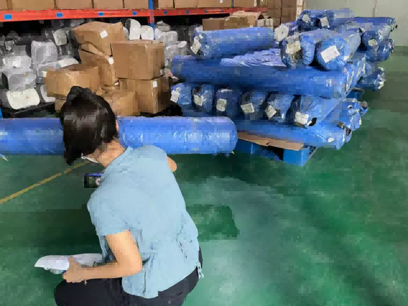 Ein Kunde beobachtet, wie sich der Container füllt: Überwachtes Verladen im Sealock-Werk in Vietnam